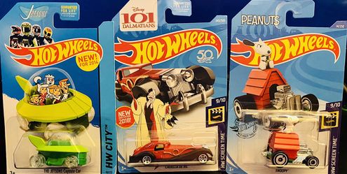 Hot Wheels HW screen time 9-pack Includes the Jetsins, peanuts snoopy, Disney’s 101 Dalmatians Cuella de vil, TMNT party wagon, Thomas & Friends Loco