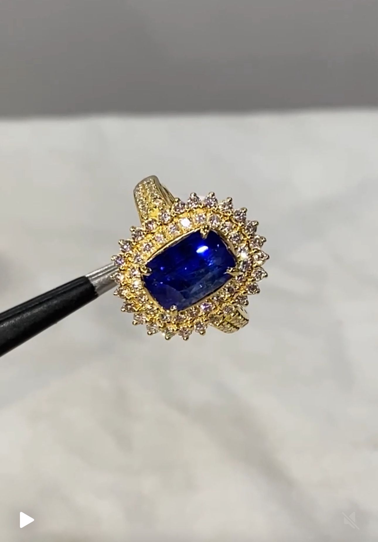 Women’s 18k Sapphire Ring 4.40ct