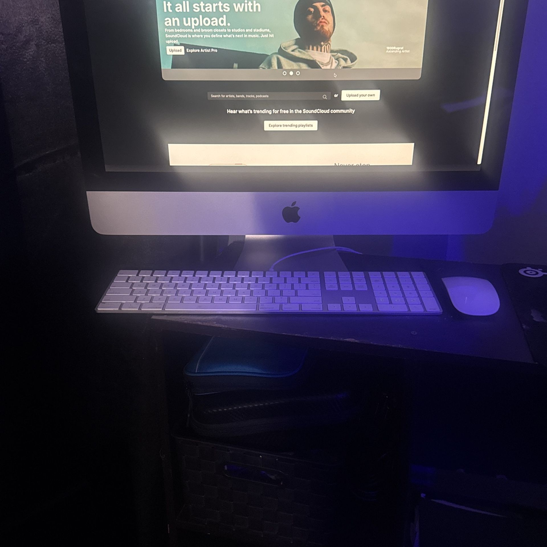 iMac Computer With Keyboard And Mouse Included
