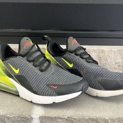 Comfortable NIKE Gym Shoes (size 9)