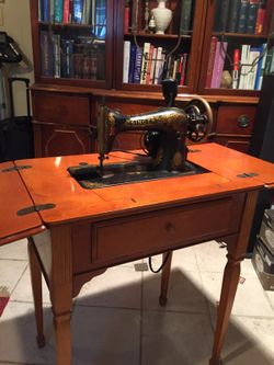 A real antique... 1925 Singer sewing machine!