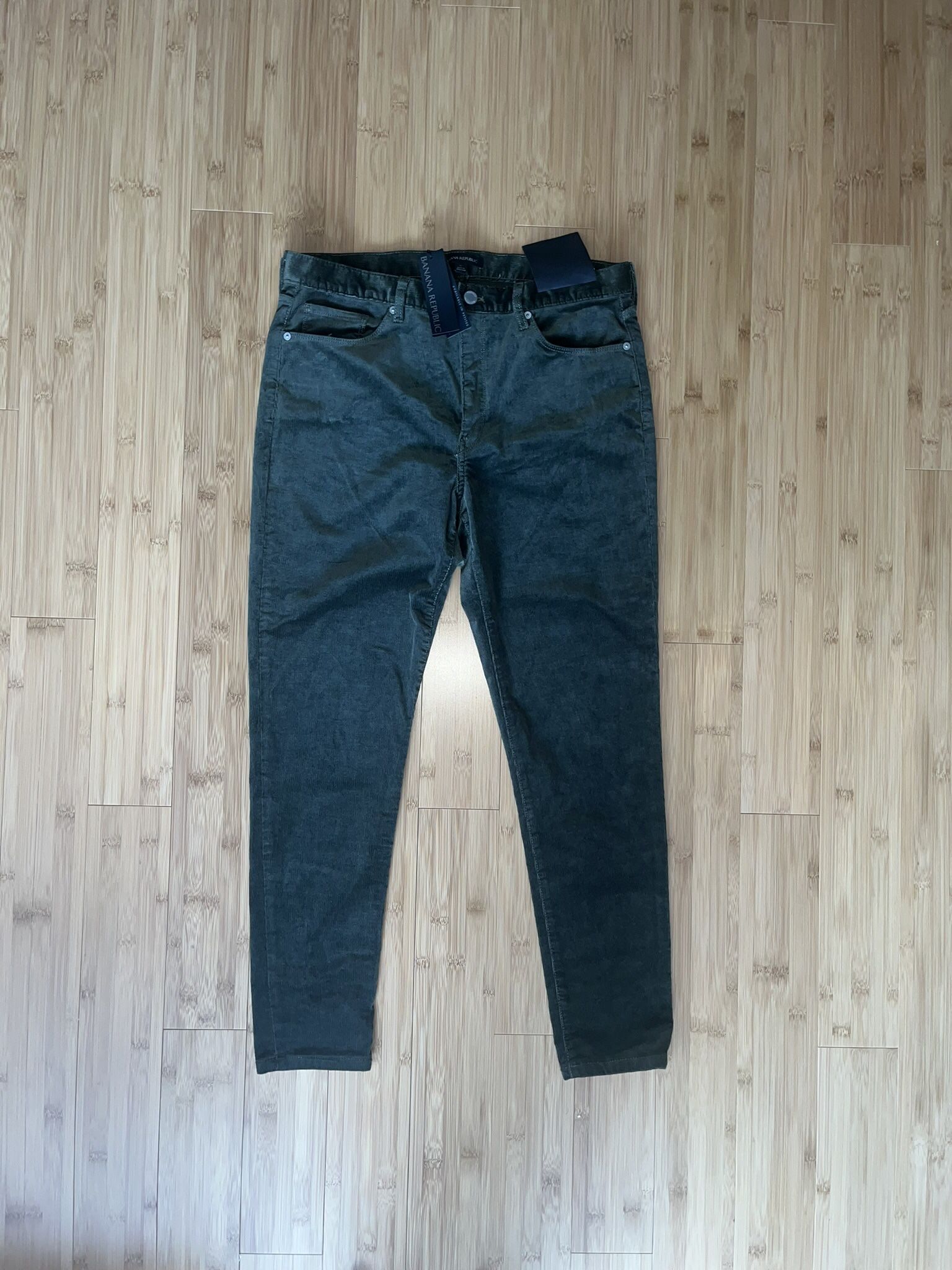 Banana Republic woman’s /girls corduroy Forrest Green , size 31. Mid rise-skinny ankle pants. Framingham pick up /cash only. Best offer. These are new