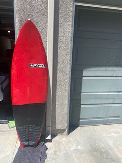 5’10 pyzel Astro pop surfboard with 2 sets of fins and a leash