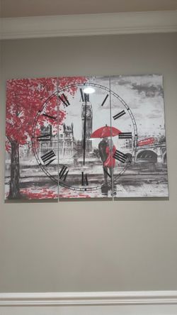 Designart 'Couples Walking in Paris' Mediterranean wall clock