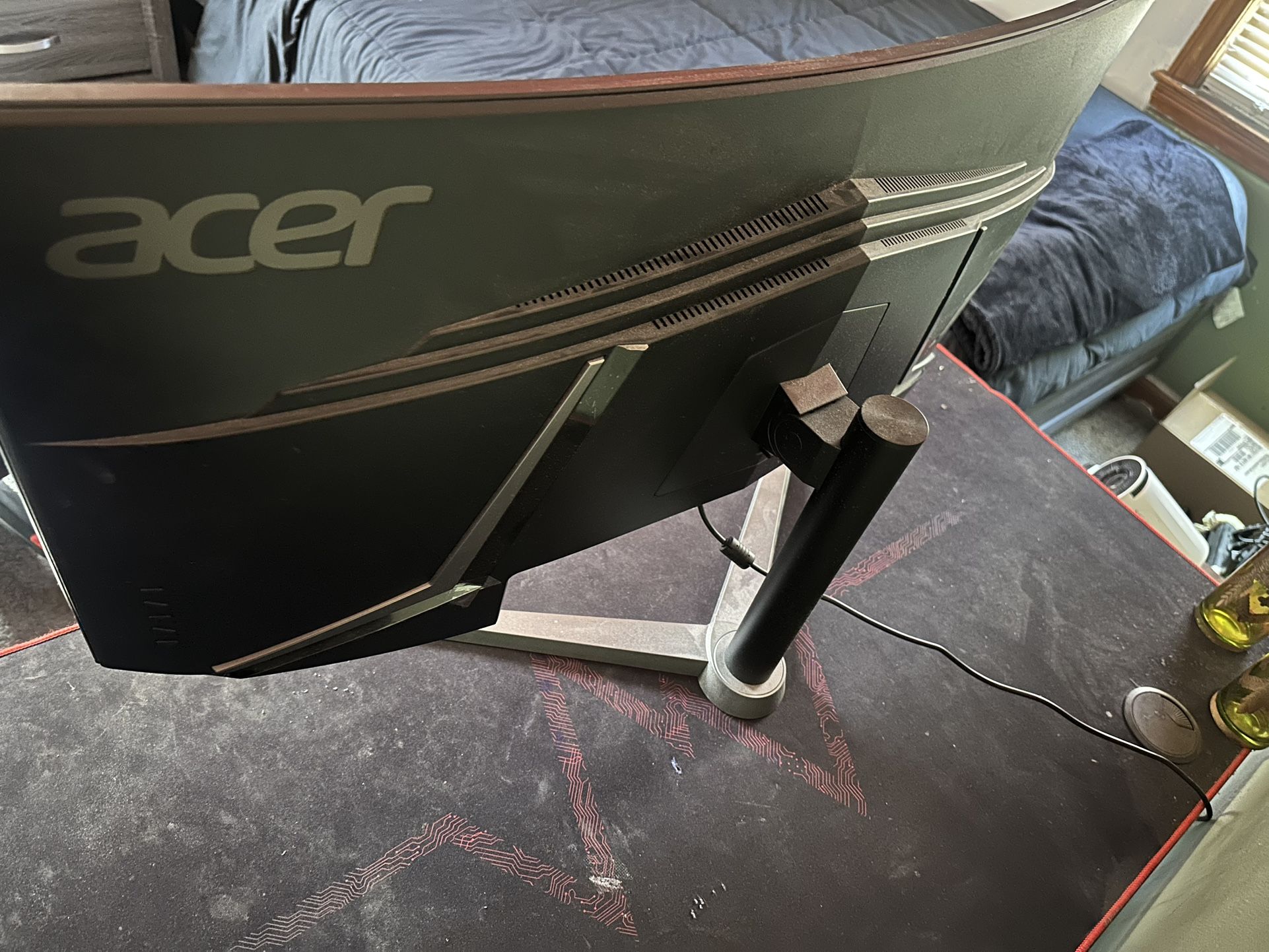 I’m Selling My Gaming Monitor 240 Hz 35 Inch And Then The Chair In The Desk The Pc Is Sold