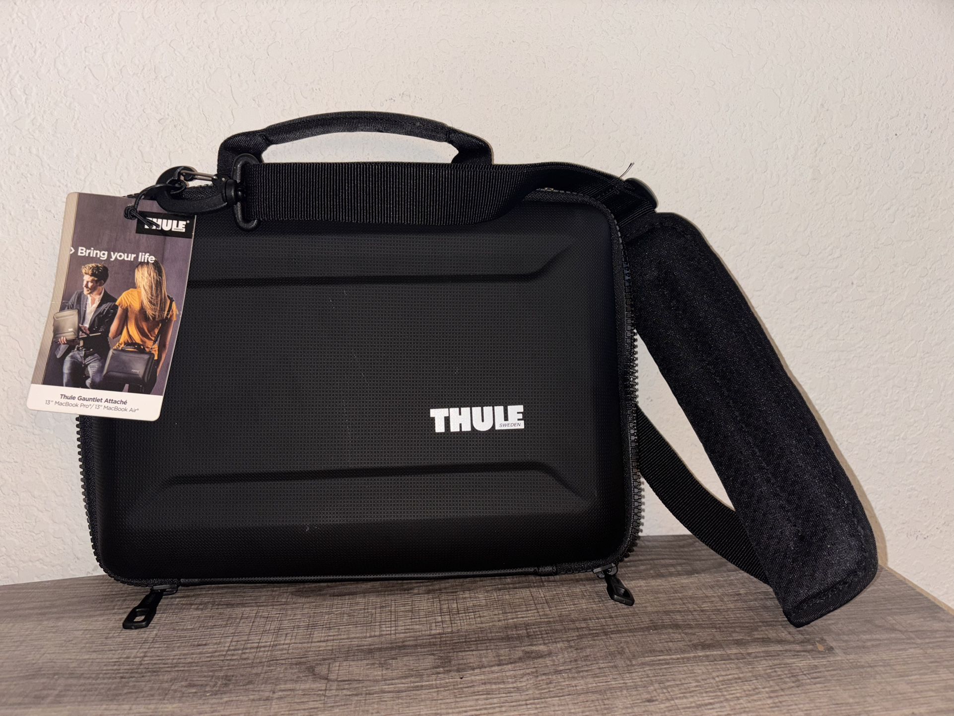 Thule 13” MacBook Laptop Case – Hard Shell w/ Strap (w/ Tag)