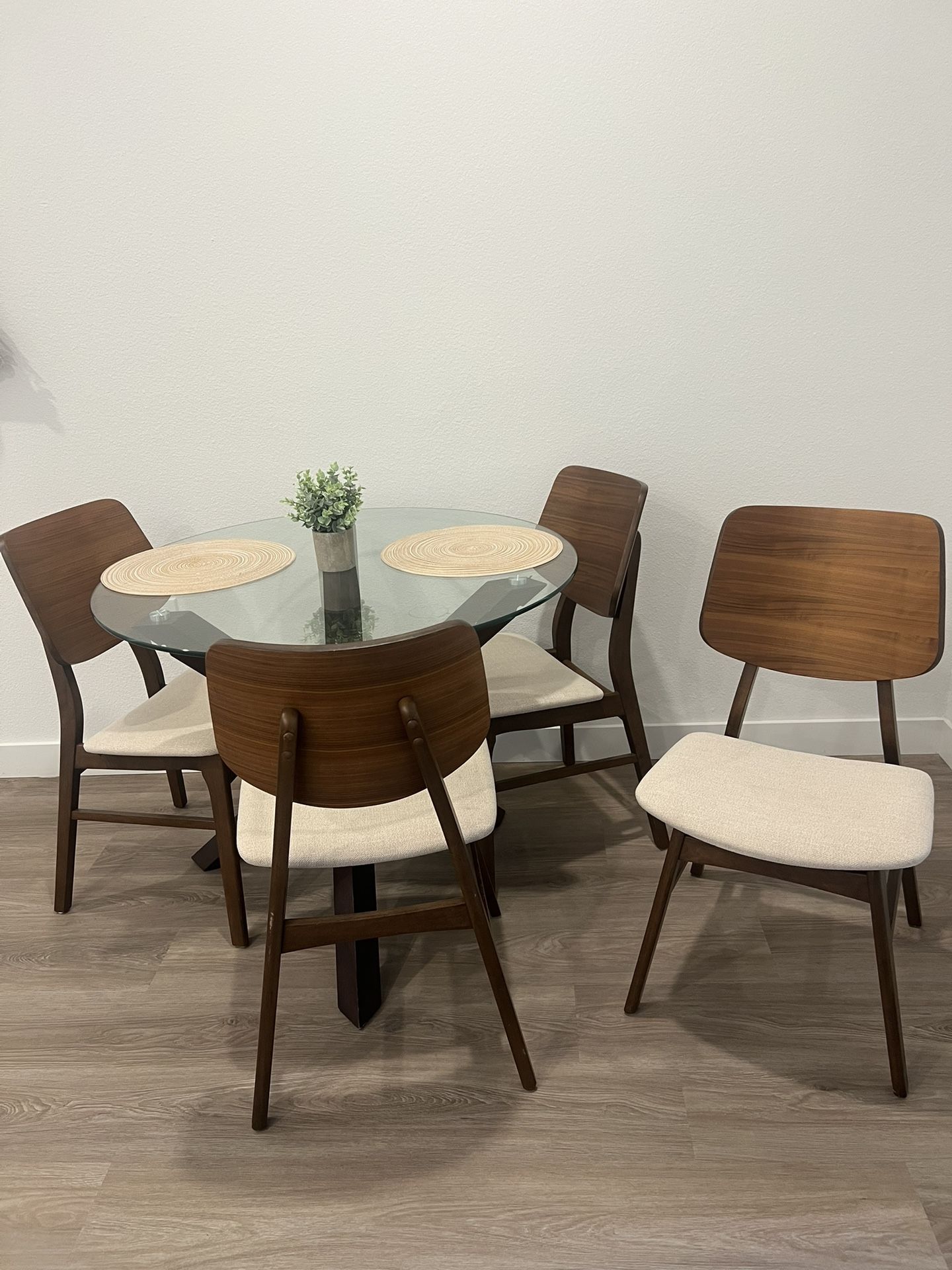 Table & Chairs
