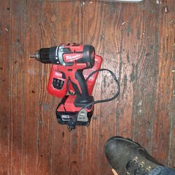Milwaukee m18 drill, xc4.0 red lithium battery (only 6 charge cycles) and charger