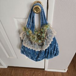 Very stylish carpet bag style