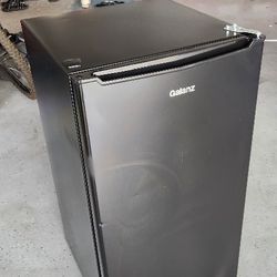 Galanz Mini Refrigerator Condition (Used)