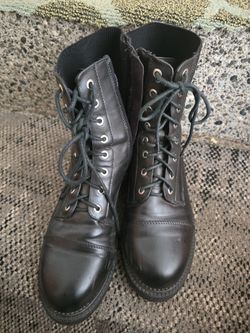 Woman's boots size 8