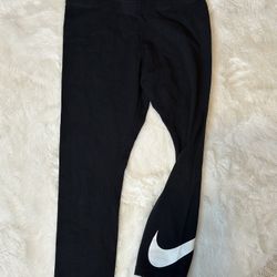 Woman’s Nike Leggings 