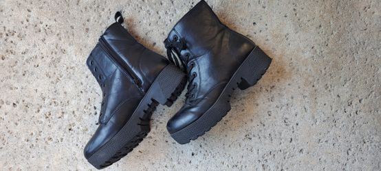 Womans Boots Size 9