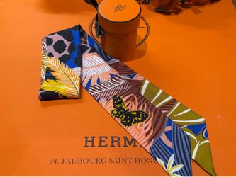 Hermès Twilly Jaguar Quetzal Silk Scarf Bleu Roy Brun Saum with Round Box