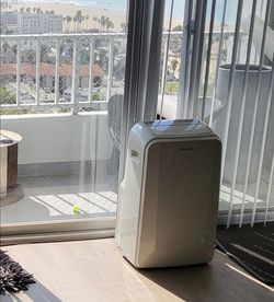 Frigidaire 14,000 BTU Portable Air Conditioner (FFPA1422R1) - Excellent Condition