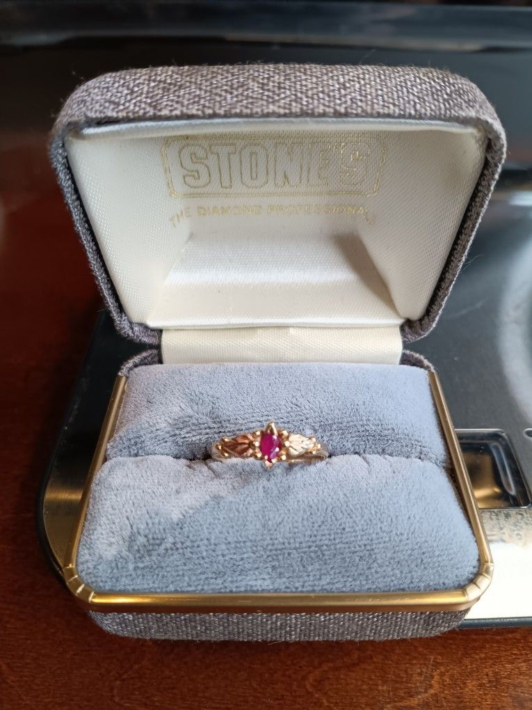 Gold ring 10K, Rubi, Size 5.5, 2 grams