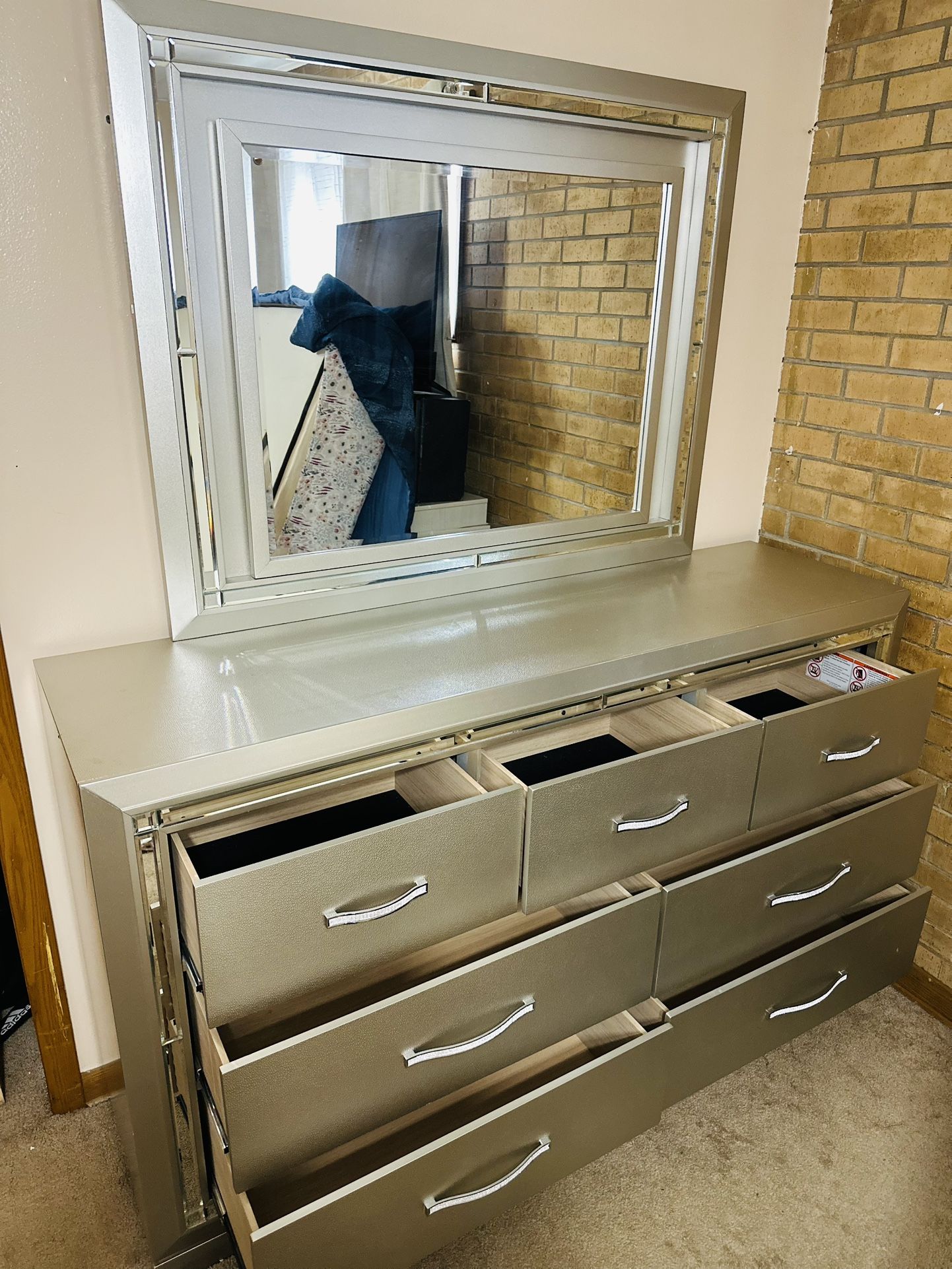 Selling a Gorgeous Modern Bedroom Set