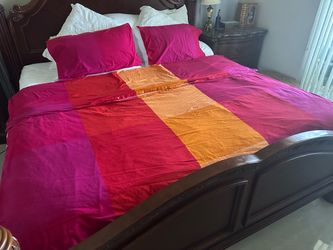 Duvet Cover with 2 matching pillow cases. Full/queen size 80” x 81” with a color-block design.  Like new