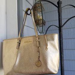 Large Michael Kors Bag Has 9 Pockets With Keys Holder Used 3 Times