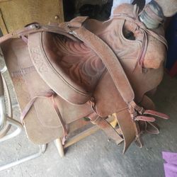 WESTERN ROPING SADDLE