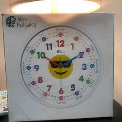 WISE HEDGEHOG Telling Time Teaching Clock, Silent Non Ticking Analog Battery

This Clock is in good used condition. It's not ticking and easy to read
