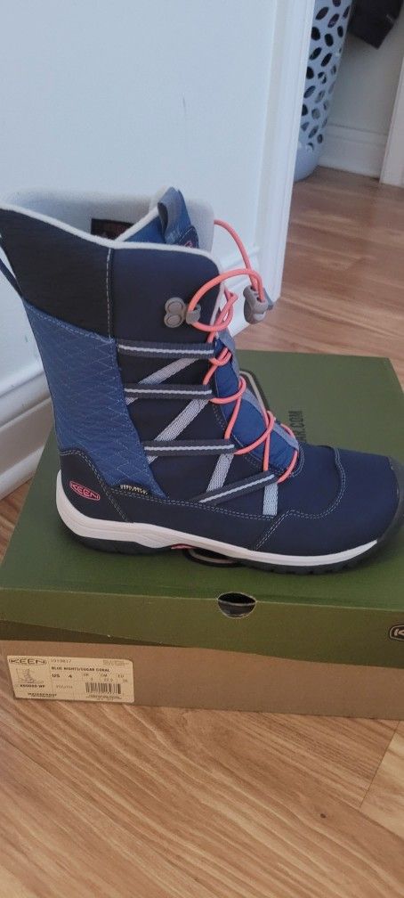 New!! Keen boots Sz 4 ( Big Boys)