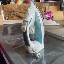 Sunbeam Iron w/retractable Cord