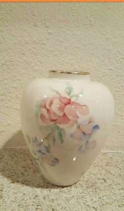 Lenox Decorated 24k Gold Trim Vase made in usa
