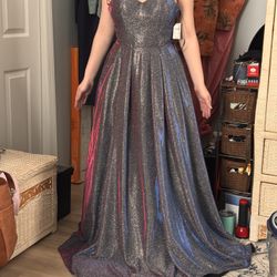 Prom dress beautiful when you move, it turns like a pinky purple starlight