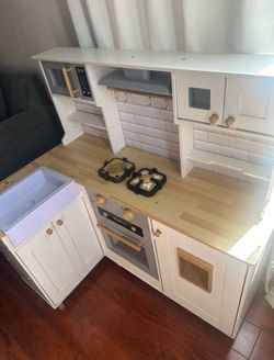 Toy kitchen