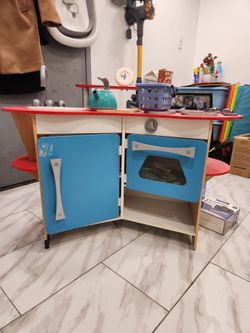 Toy kitchen