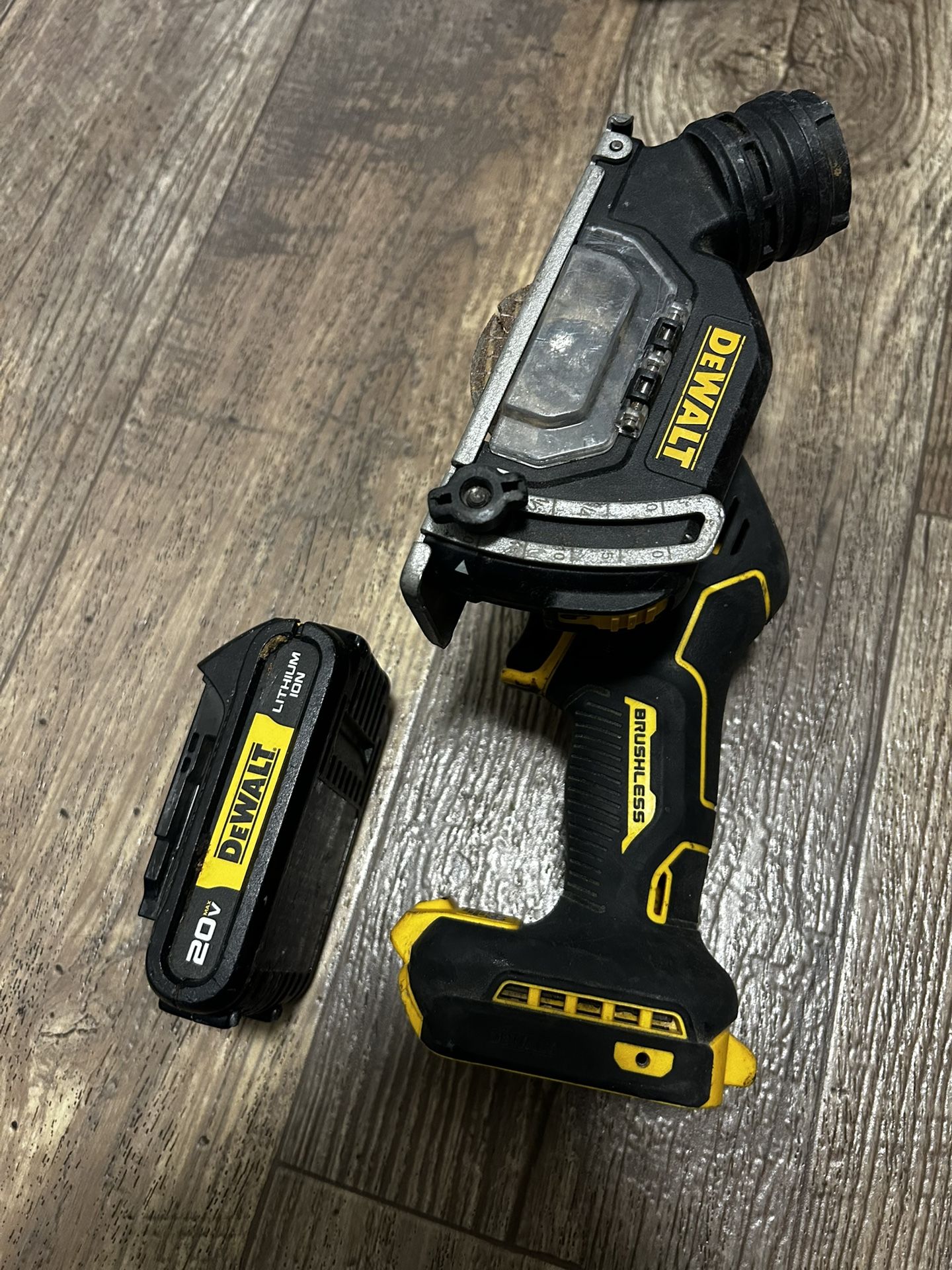 Bundle DeWalt Brushless 3” Saw With Battery