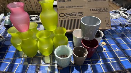 Lots of 25 vases, pots and planters,