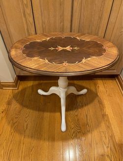 Vintage Oval Wood Inlay Pedestal Accent Table