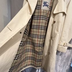 Burberry Women’s Trench coat