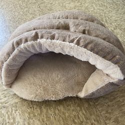 Cuddle Cave  For The Pets - Bed 