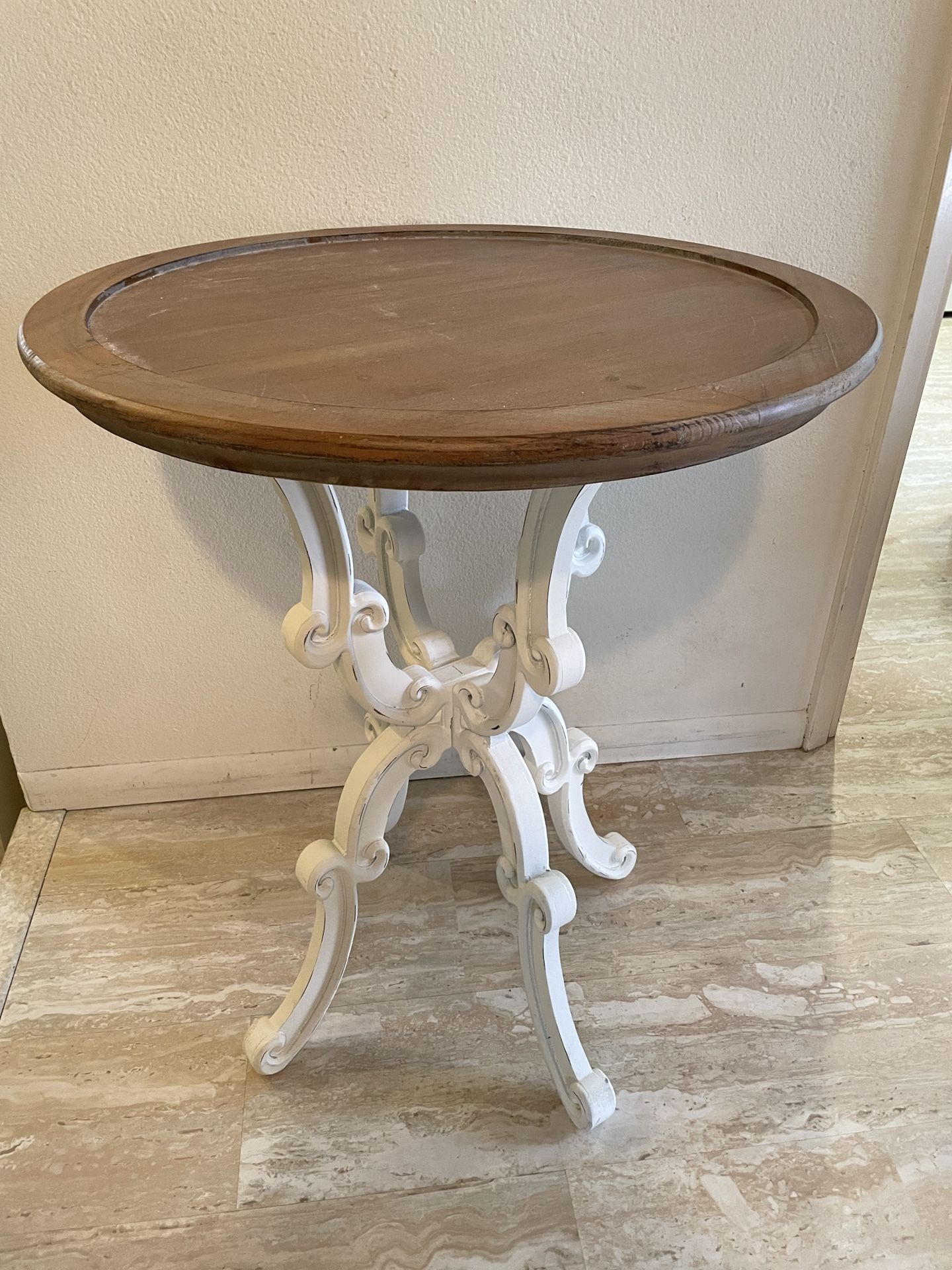 Elegant Round Coffee Table – Like New!