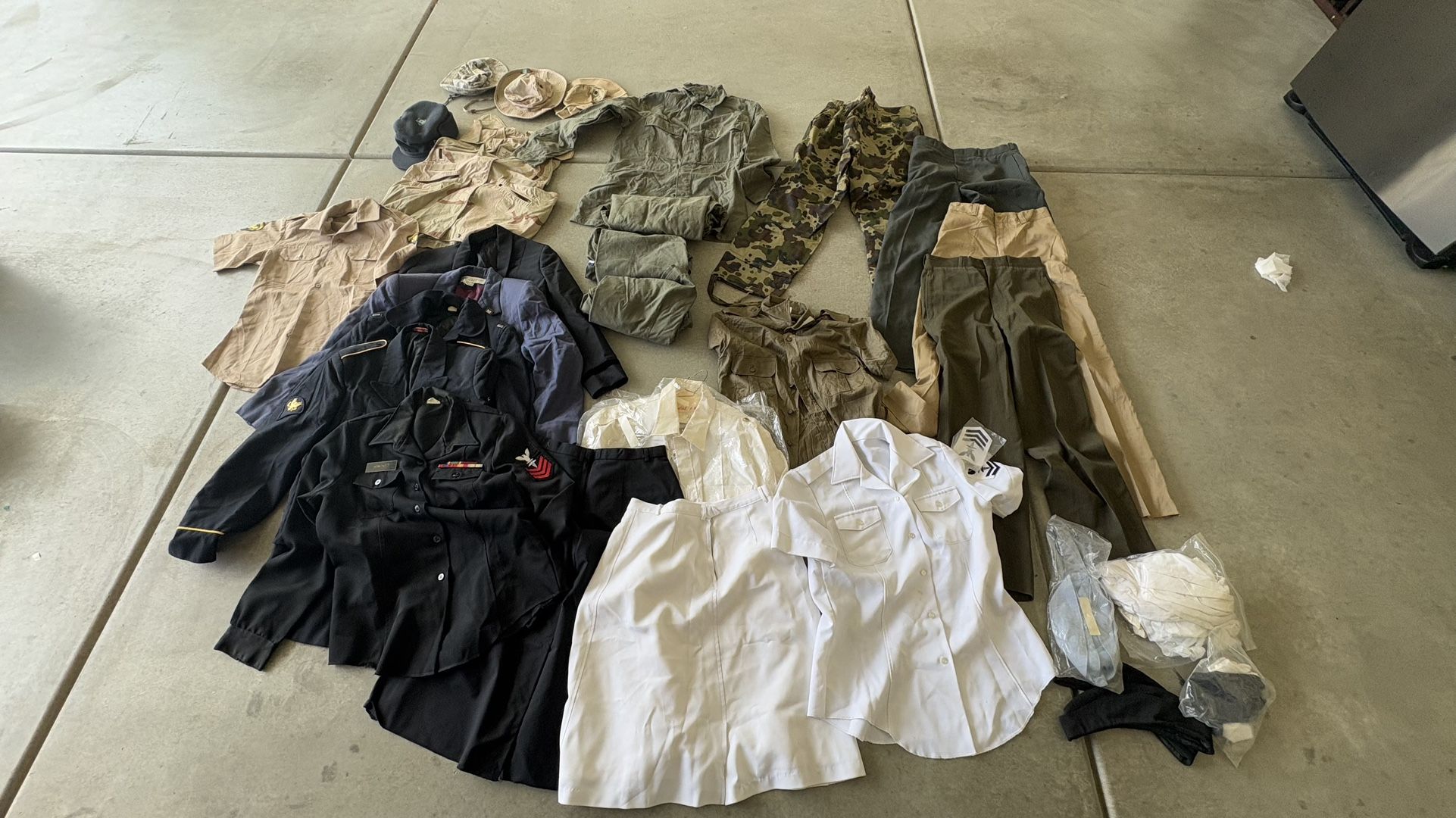 Large lot Of Vintage Dress And Combat Uniform Lot Of 25