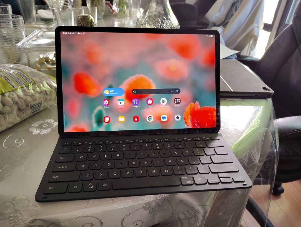 Samsung S8+ w Keyboard Is not 8/128 12.4 Inch Screen