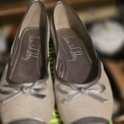 Aam and Libby Shoes, Cap-Toe Design with a Decorative Bow on the Vamp.