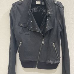 Authentic Harley Davidson Women’s Non-leather Zippered Jacket. Angled zippered closure with neckline snaps.  Studded. Zippered Sleeves. Full 1903 logo