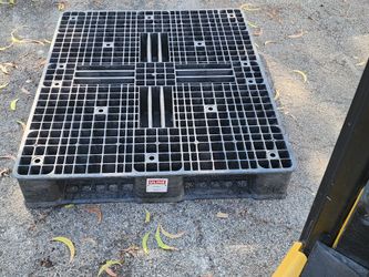 Plastic Uline Pallets $5