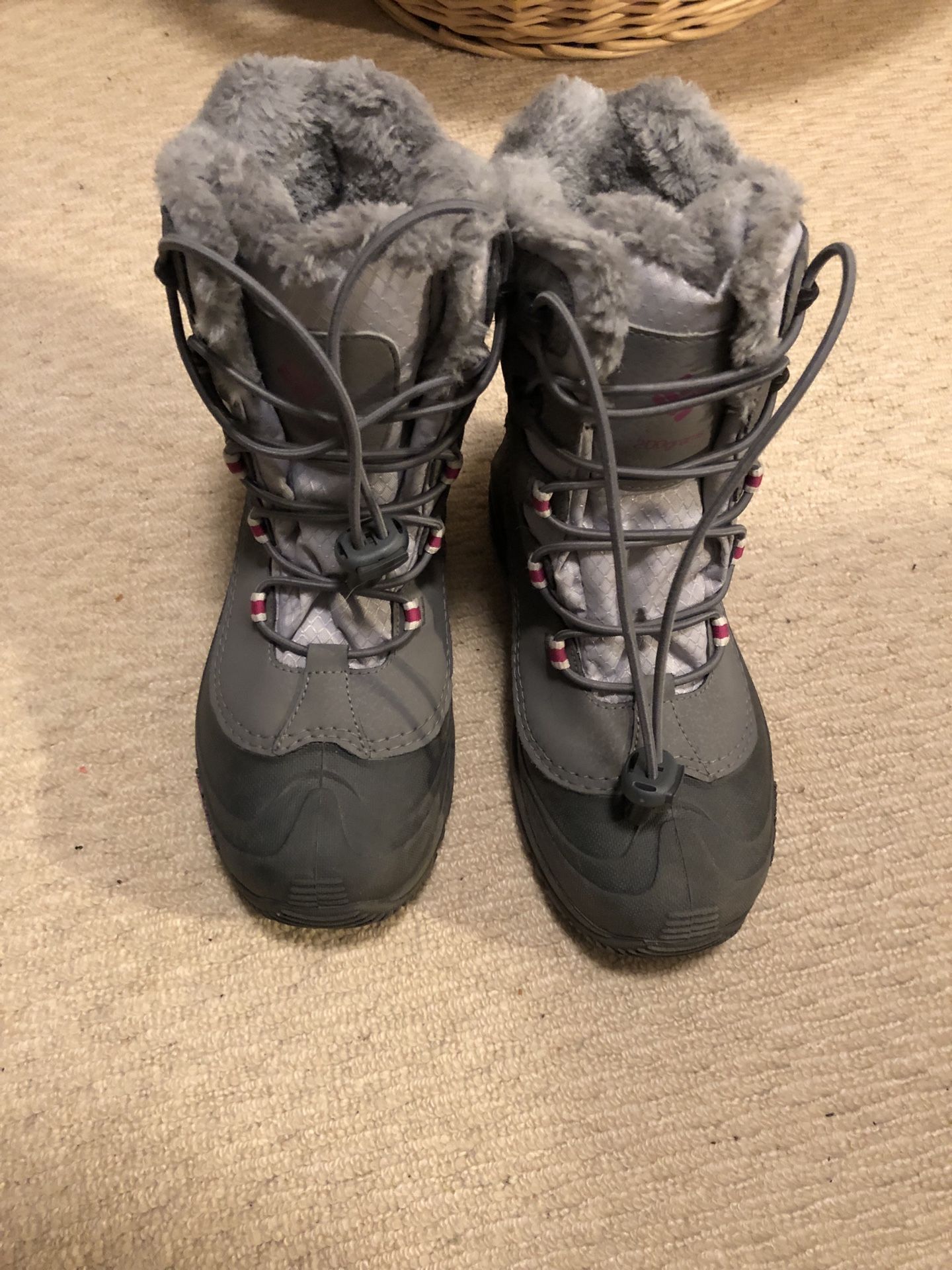 Price reduced to only $39! Columbia winter / snow boots Omni heat 200 grams Women’s size 5 - ONLY worn twice!