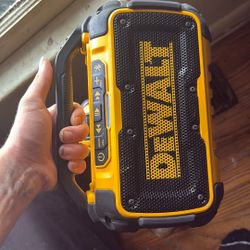 DEWALT SPEAKER ! BATTERIES INCLUDED! READ DESCRIPTION 