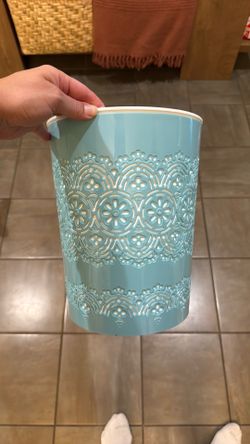 Decorative trash bin