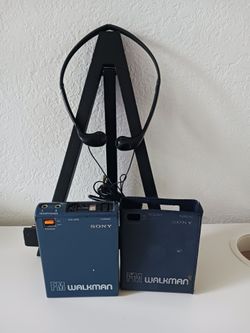 First model SONY FM WALKMAN SRF-40 FM 1980 Works FM:76-90MHz + Sony A34 Headset