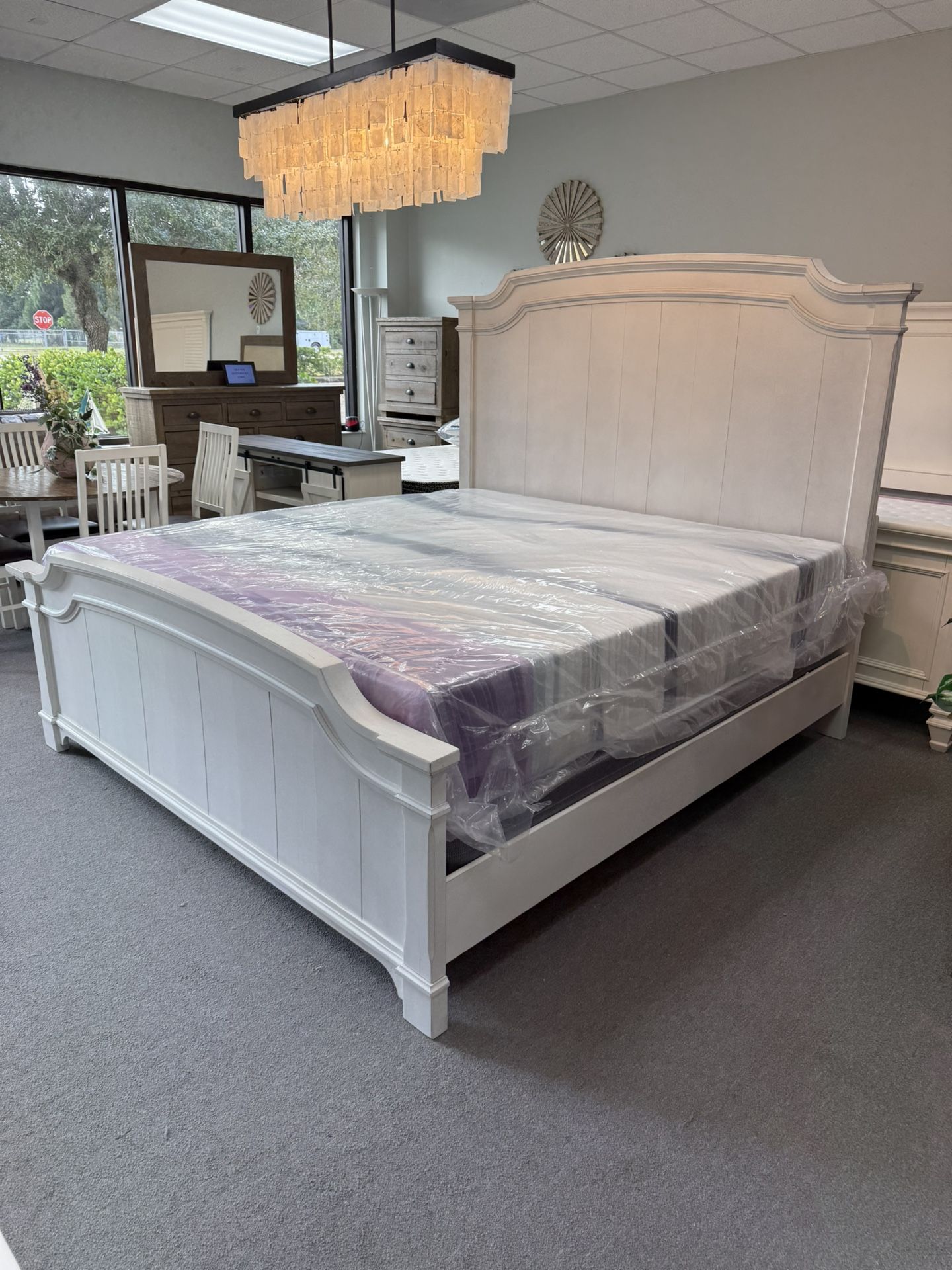 King bed (FREE 24H DELIVERY AND SETUP)