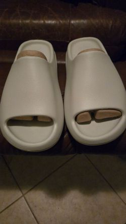 Yeezy YS-01 Slides. Cream. Men's Size 10.