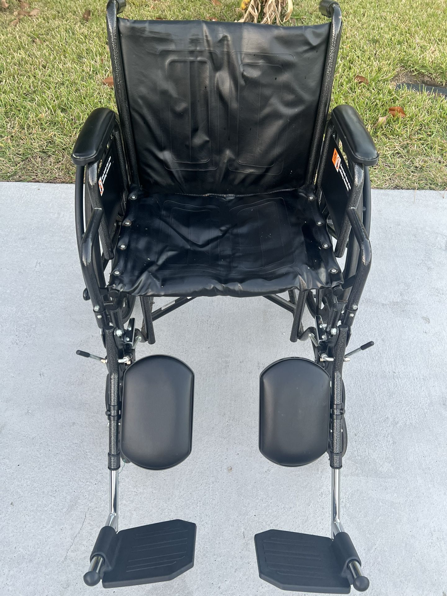 Everest & Jennings Traveler SE Wheelchair Lightweight Durable Carbon Steel 250lb. Used in good condition with some cosmetic blemishes these blemishes