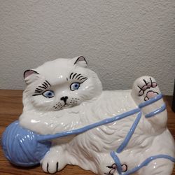 Vintage white Persian kitty cat statue ceramic cat. 1970s cat playing with yarn